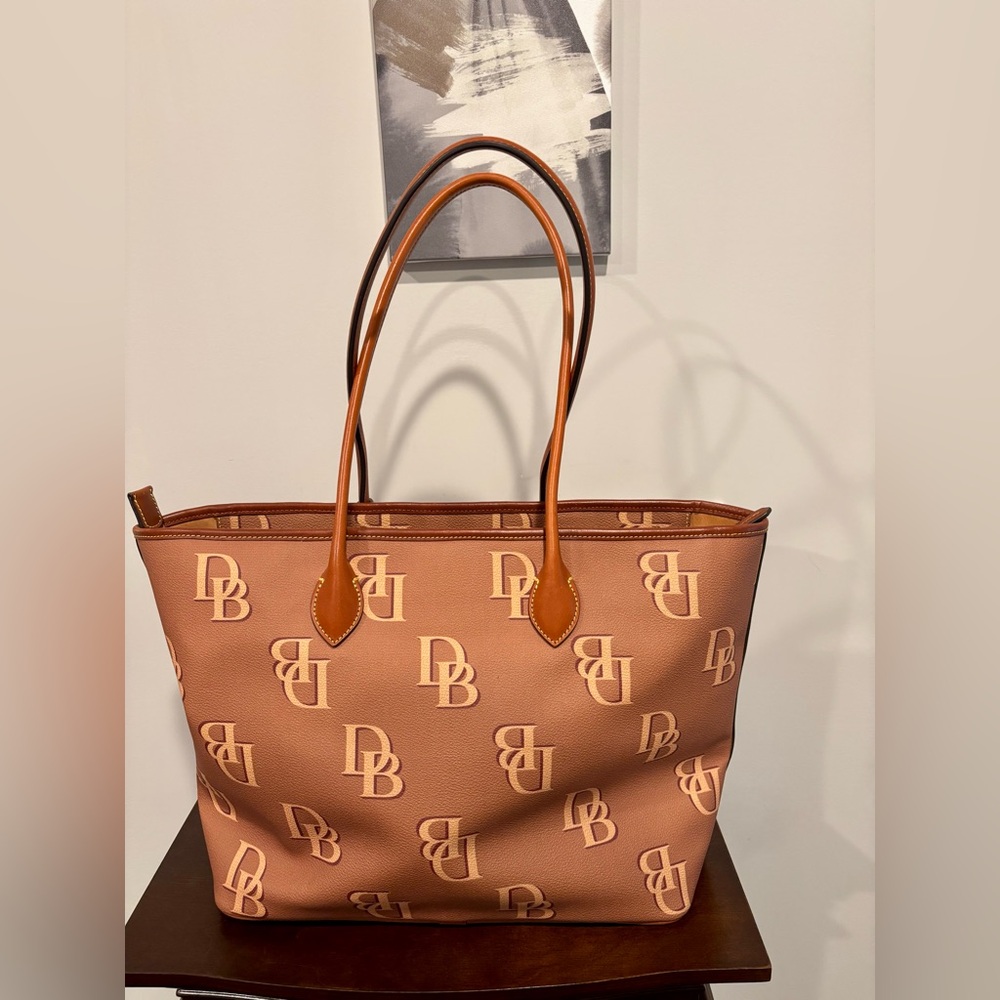 🤎 Authentic Dooney & Bourke Monogram Tote Bag 🤎 - Picture 2 of 9